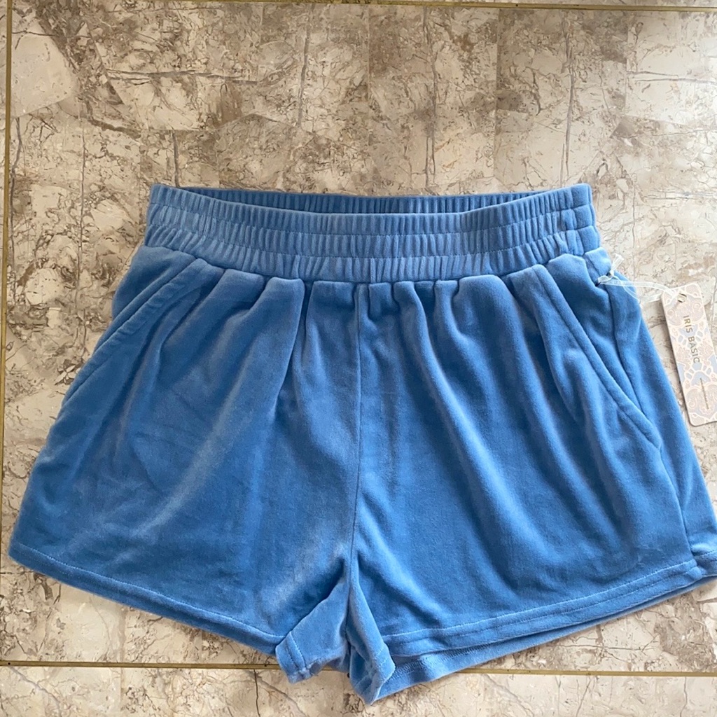 Iris Basic Velvet Shorts